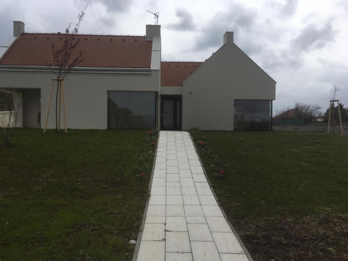 Villa Valtice Eksteriør billede